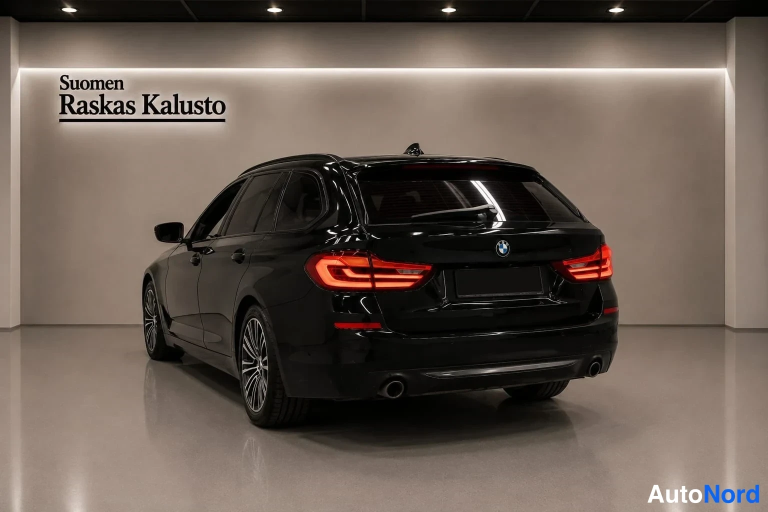 Musta BMW 520d xDrive 2019, takaviisto, kuva 4