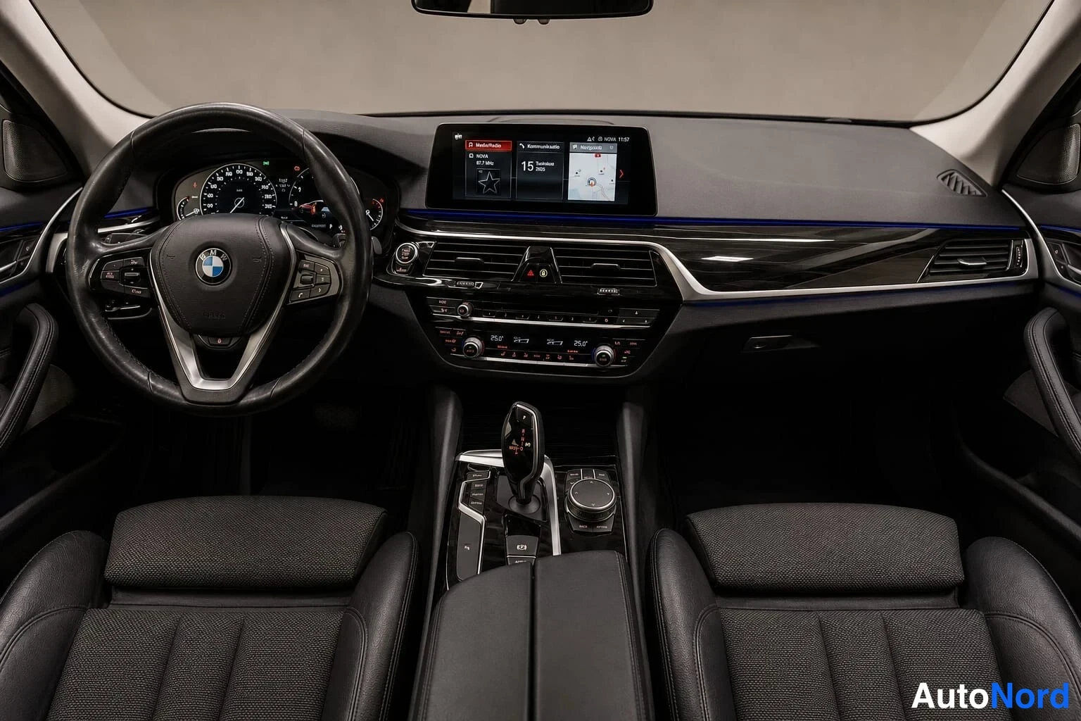 Musta BMW 520d xDrive 2019, ohjaamo, kuva 6