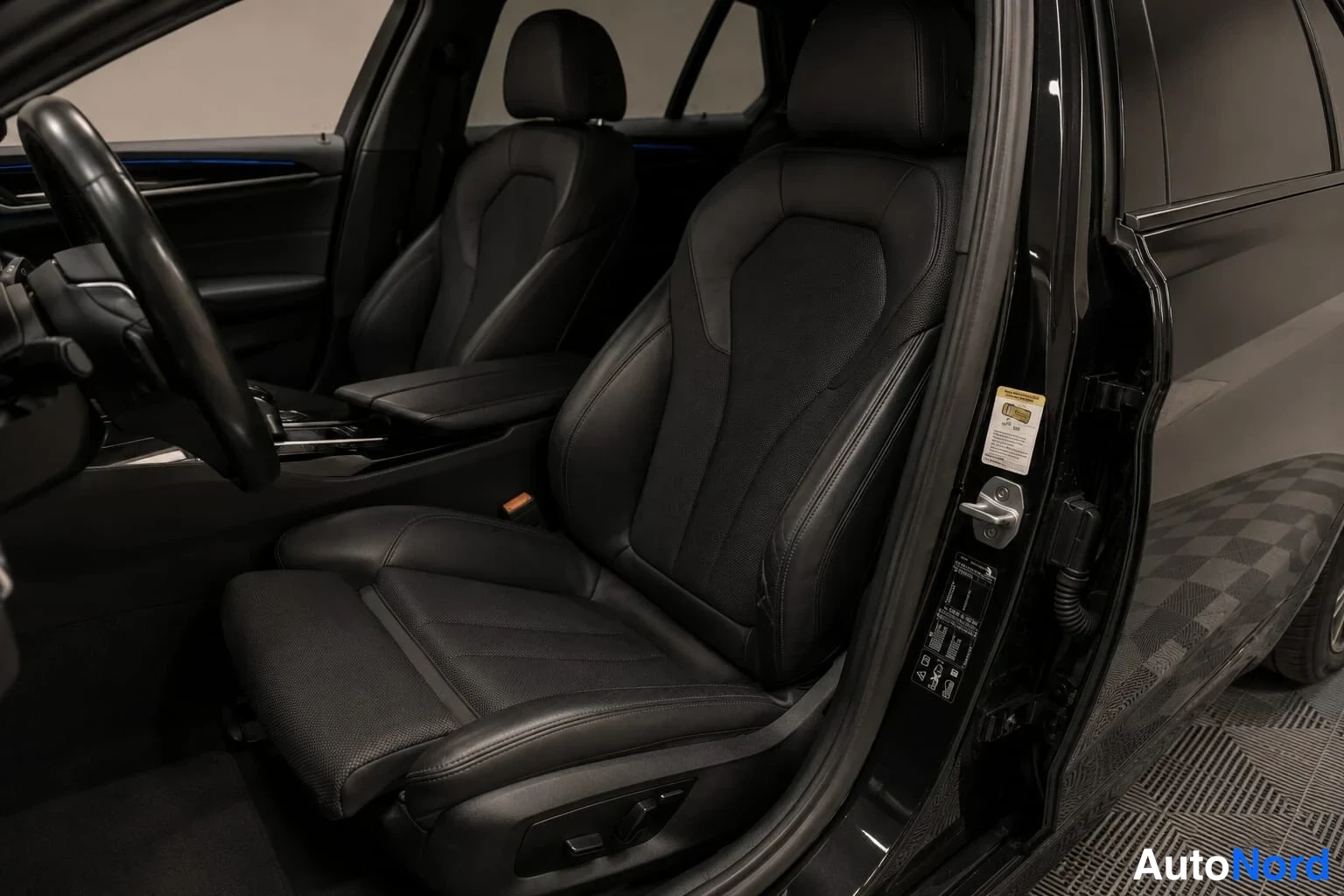 Musta BMW 520d xDrive 2019, etuistuimet, kuva 7