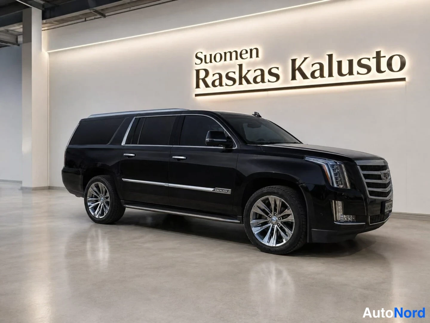 Musta Cadillac Escalade 2016, etuviisto, keula oikealle, kuva 2
