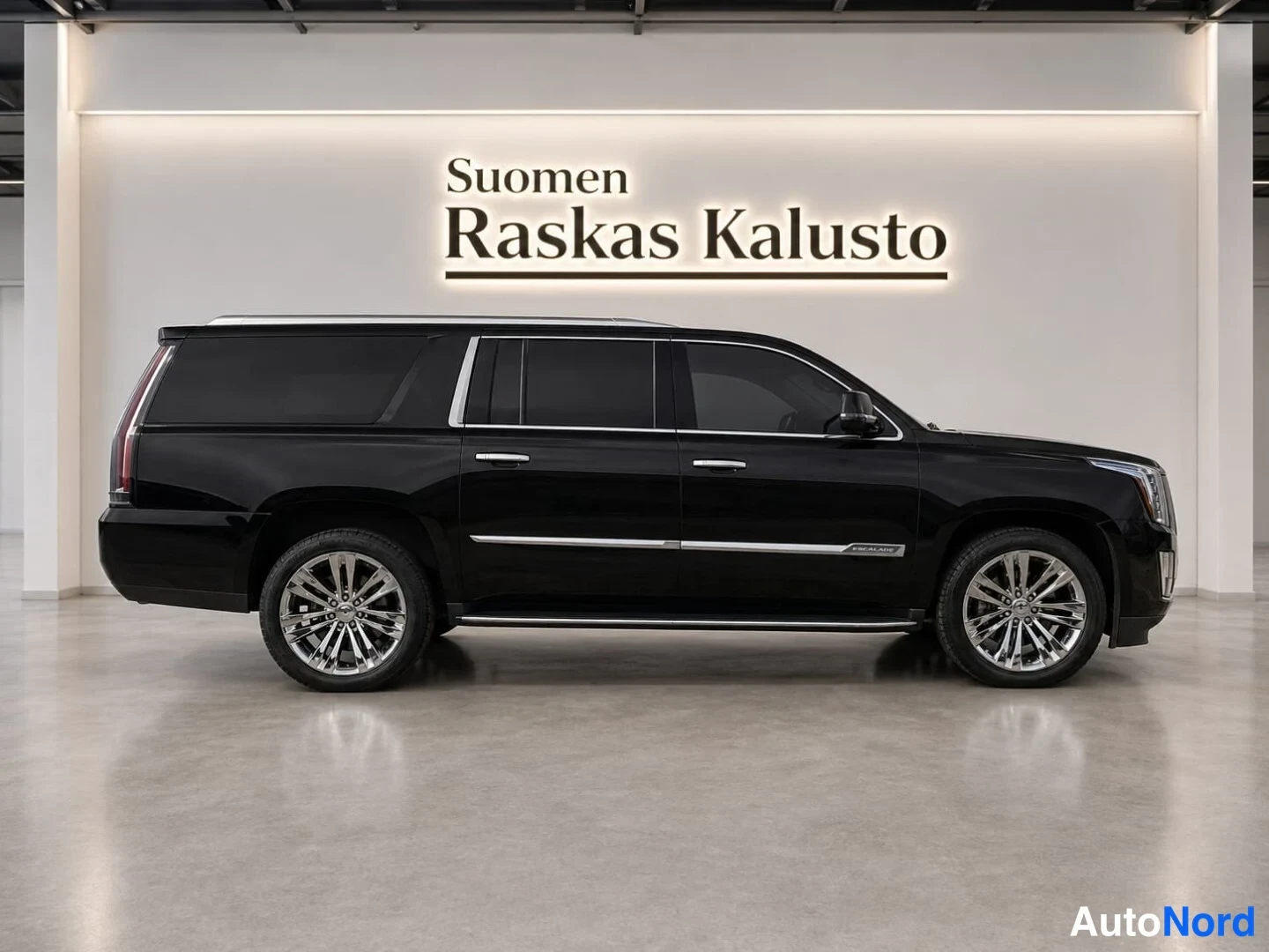 Musta Cadillac Escalade 2016, etuviisto, keula oikealle, kuva 3