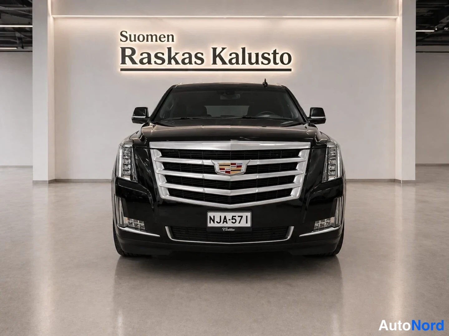 Musta Cadillac Escalade 2016, edestä, kuva 4