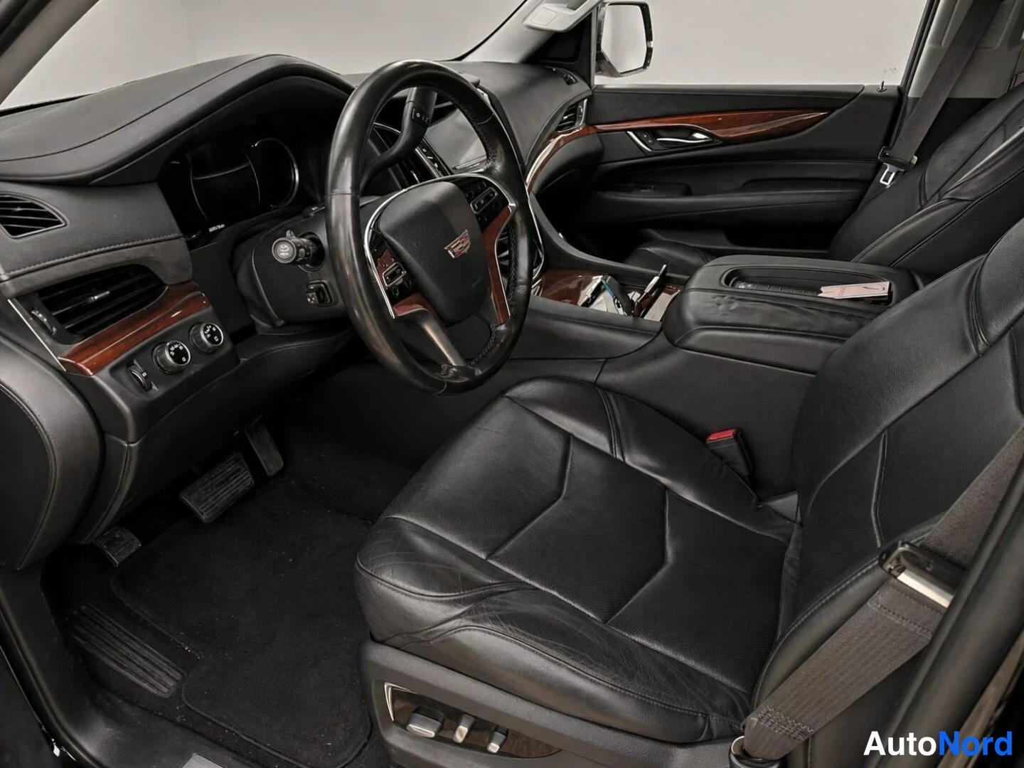 Musta Cadillac Escalade 2016, ohjaamo, kuva 9