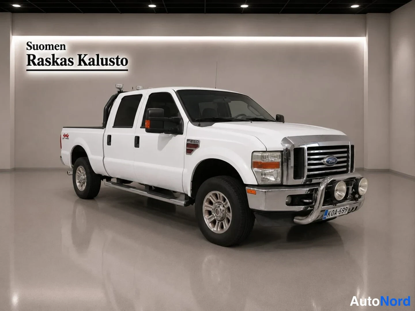Valkoinen Ford F-250 2008, etuviisto, keula oikealle, kuva 2