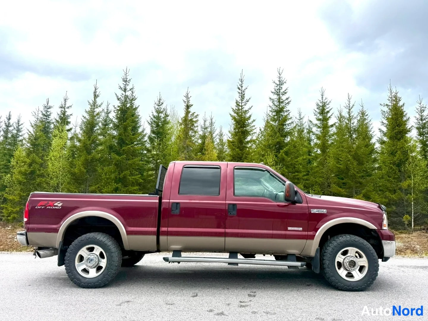 Punainen Ford F350 2005, etuviisto, keula oikealle, kuva 4