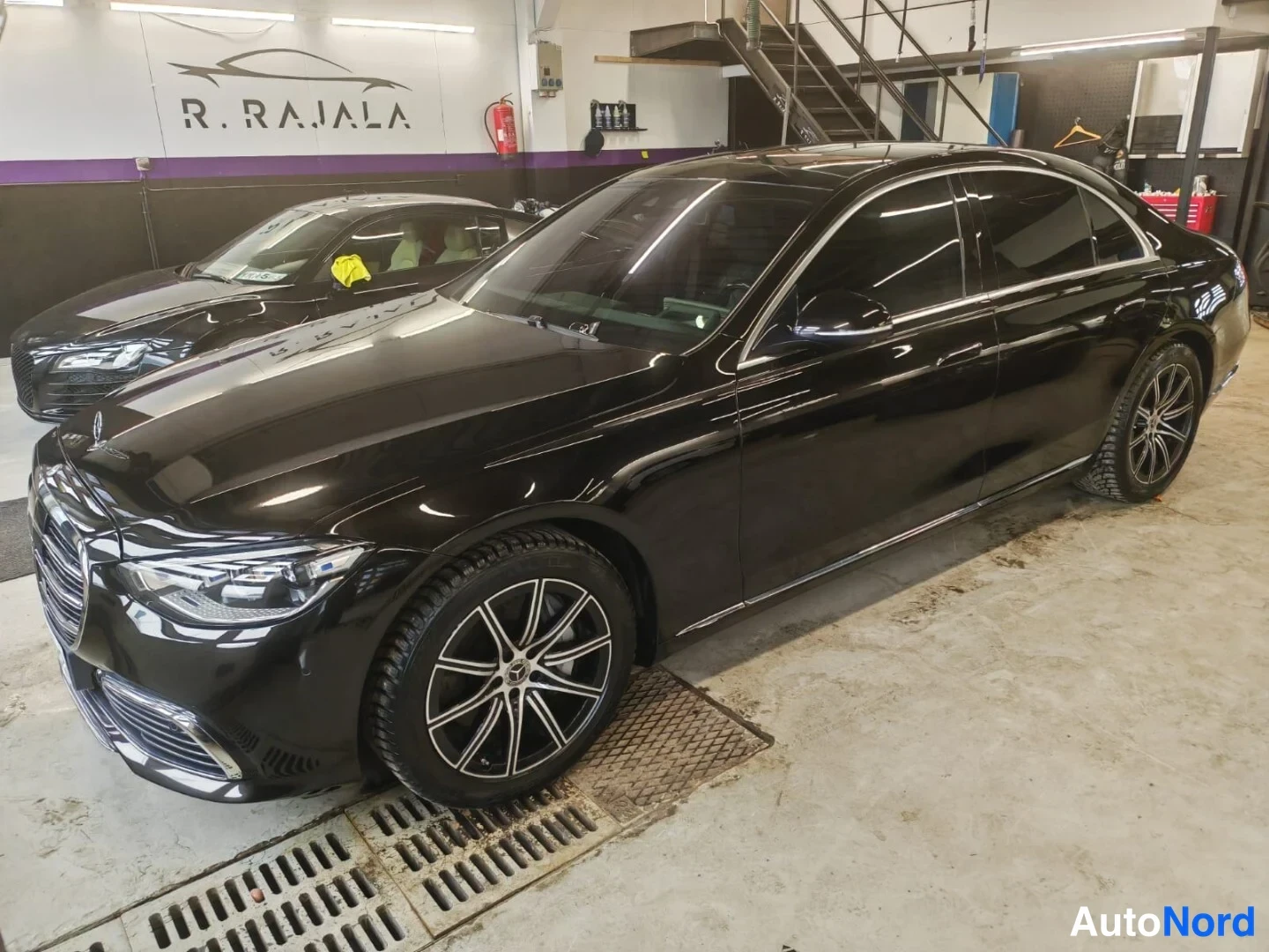Musta Mercedes-Benz S 400 d 4MATIC 2021, etuviisto, keula vasemmalle, kuva 3