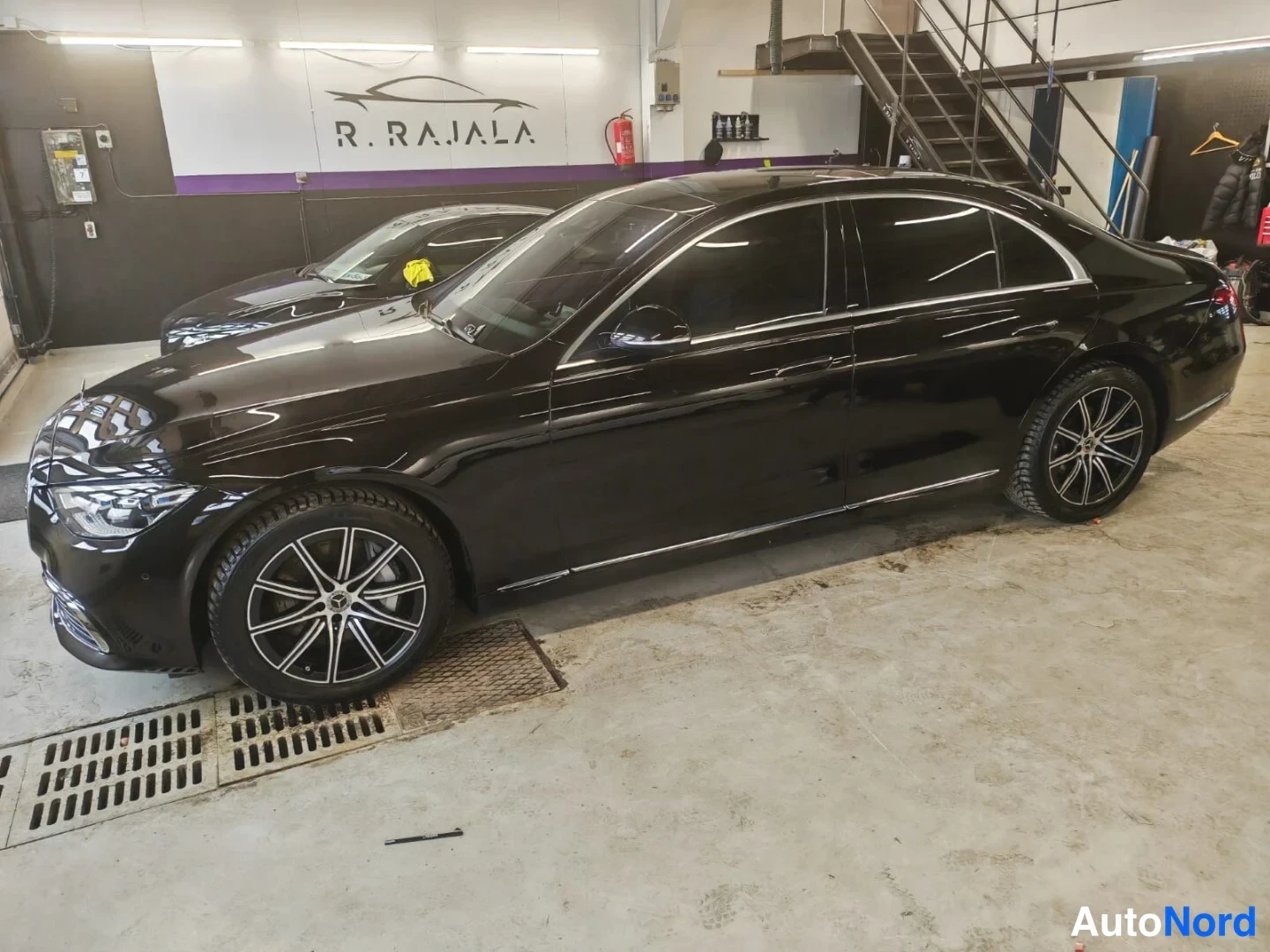 Musta Mercedes-Benz S 400 d 4MATIC 2021, etuviisto, keula vasemmalle, kuva 4