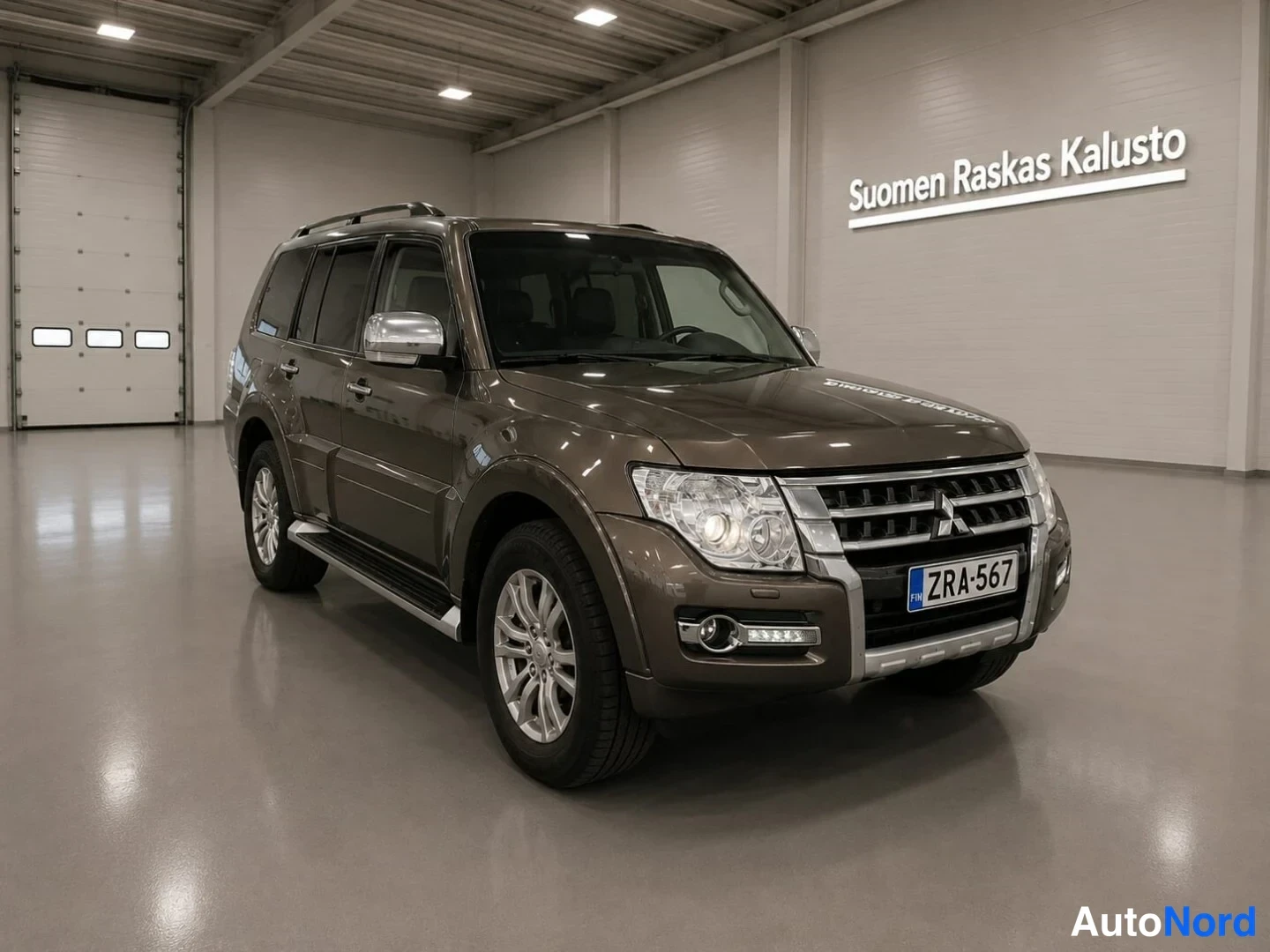 Harmaa Mitsubishi Pajero 2017, etuviisto, keula oikealle, kuva 2