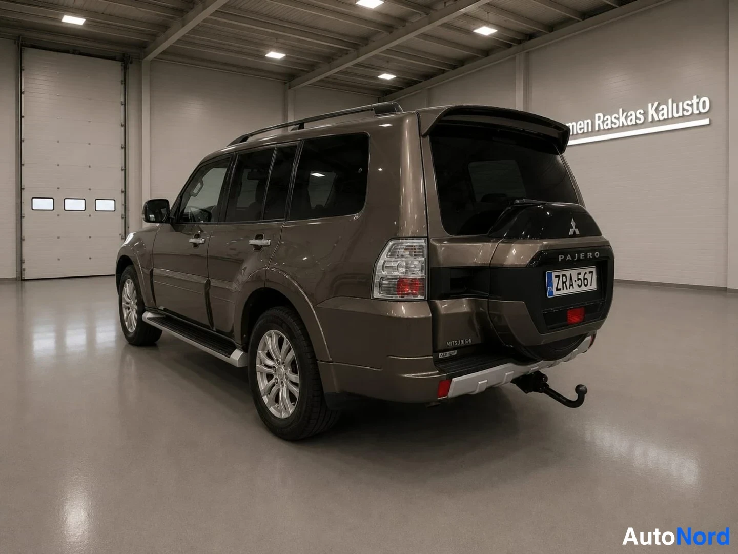 Harmaa Mitsubishi Pajero 2017, takaviisto, kuva 3
