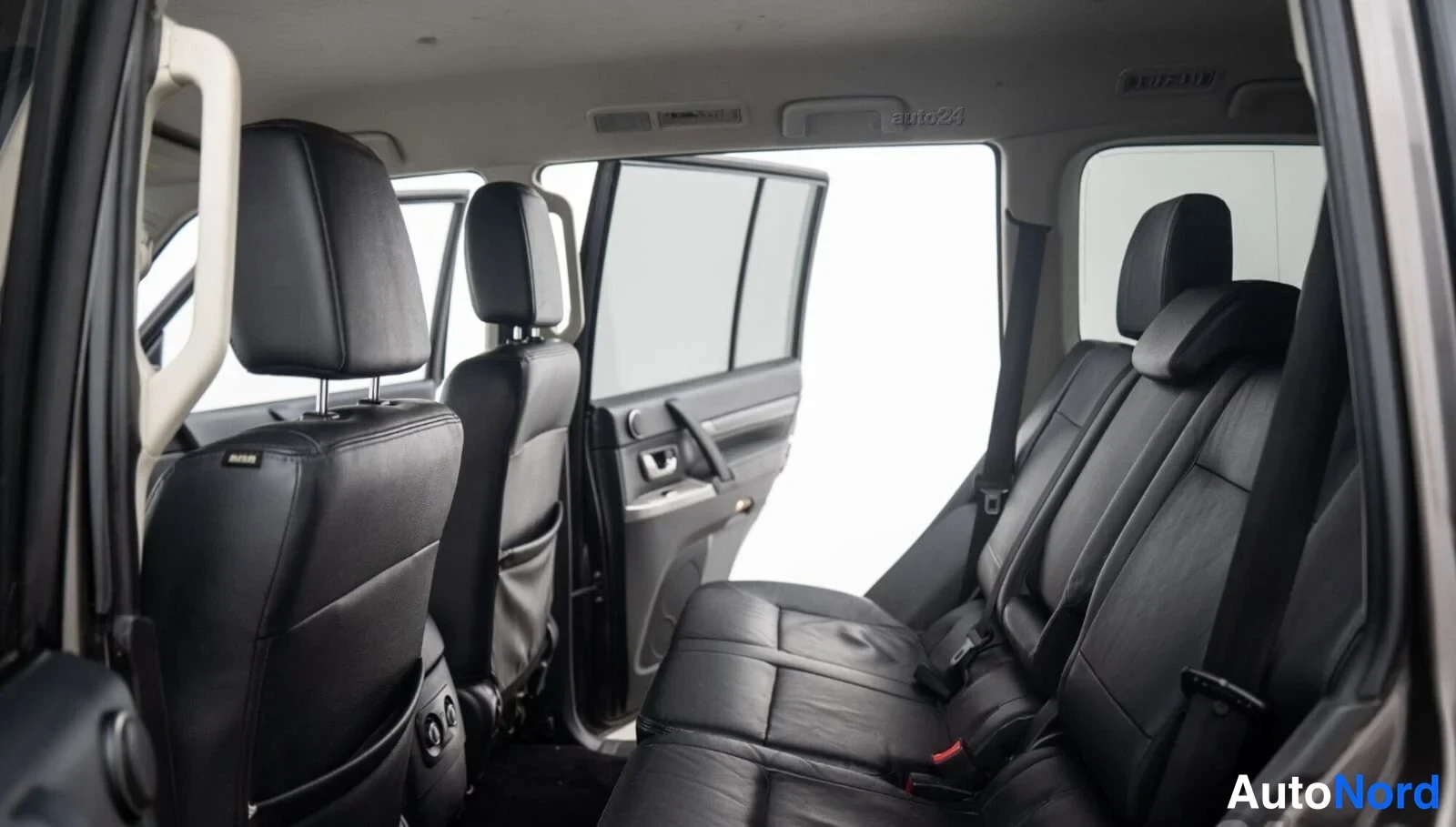 Harmaa Mitsubishi Pajero 2017, takaistuimet, kuva 10