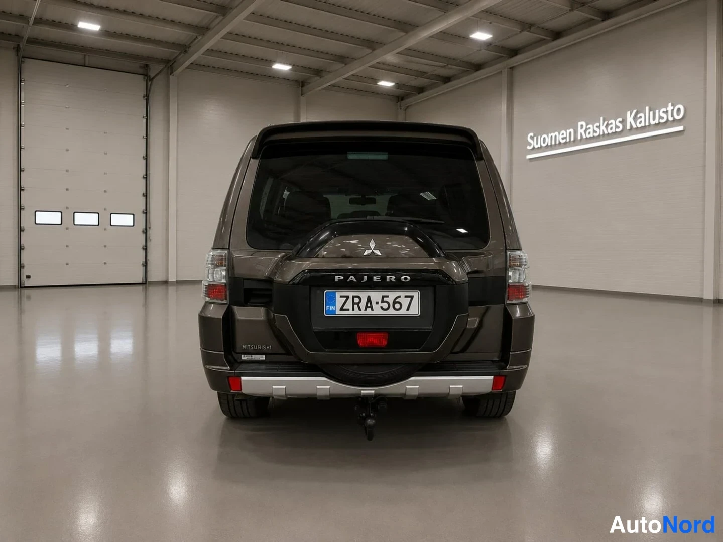 Harmaa Mitsubishi Pajero 2017, takaa, kuva 4