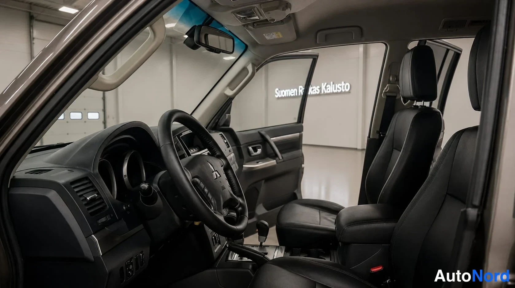 Harmaa Mitsubishi Pajero 2017, ohjaamo, kuva 8