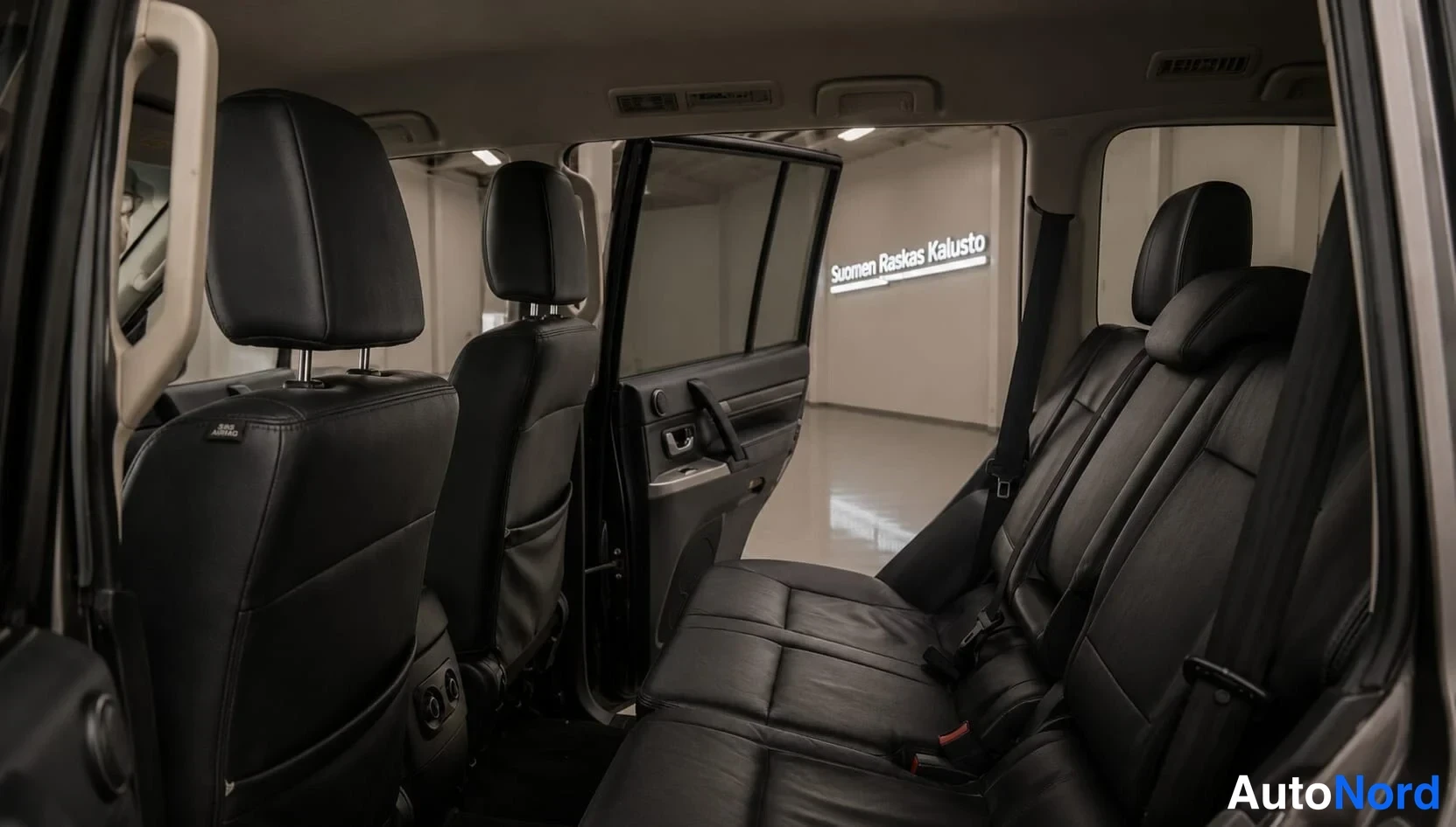 Harmaa Mitsubishi Pajero 2017, takaistuimet, kuva 9