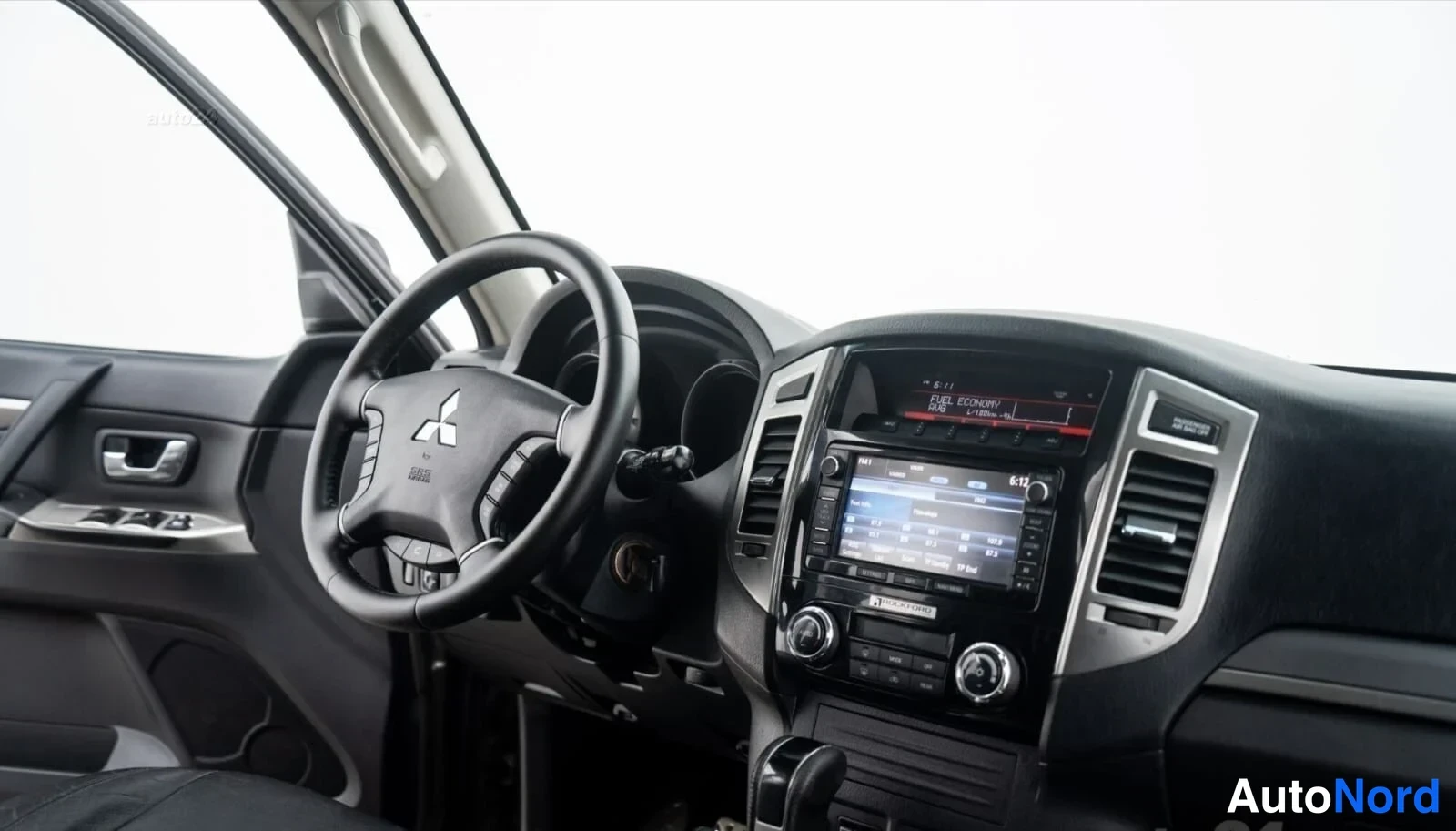 Harmaa Mitsubishi Pajero 2017, ohjaamo, kuva 5