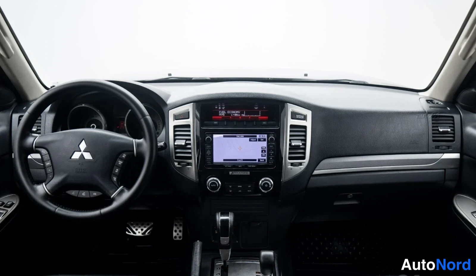Harmaa Mitsubishi Pajero 2017, ohjaamo, kuva 6