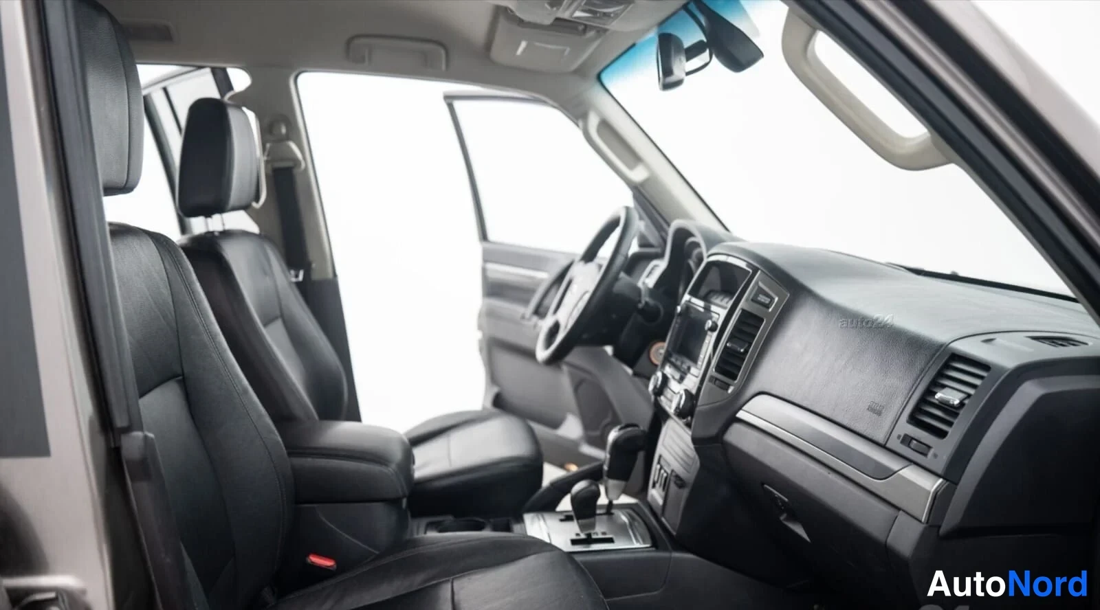 Harmaa Mitsubishi Pajero 2017, ohjaamo, kuva 7