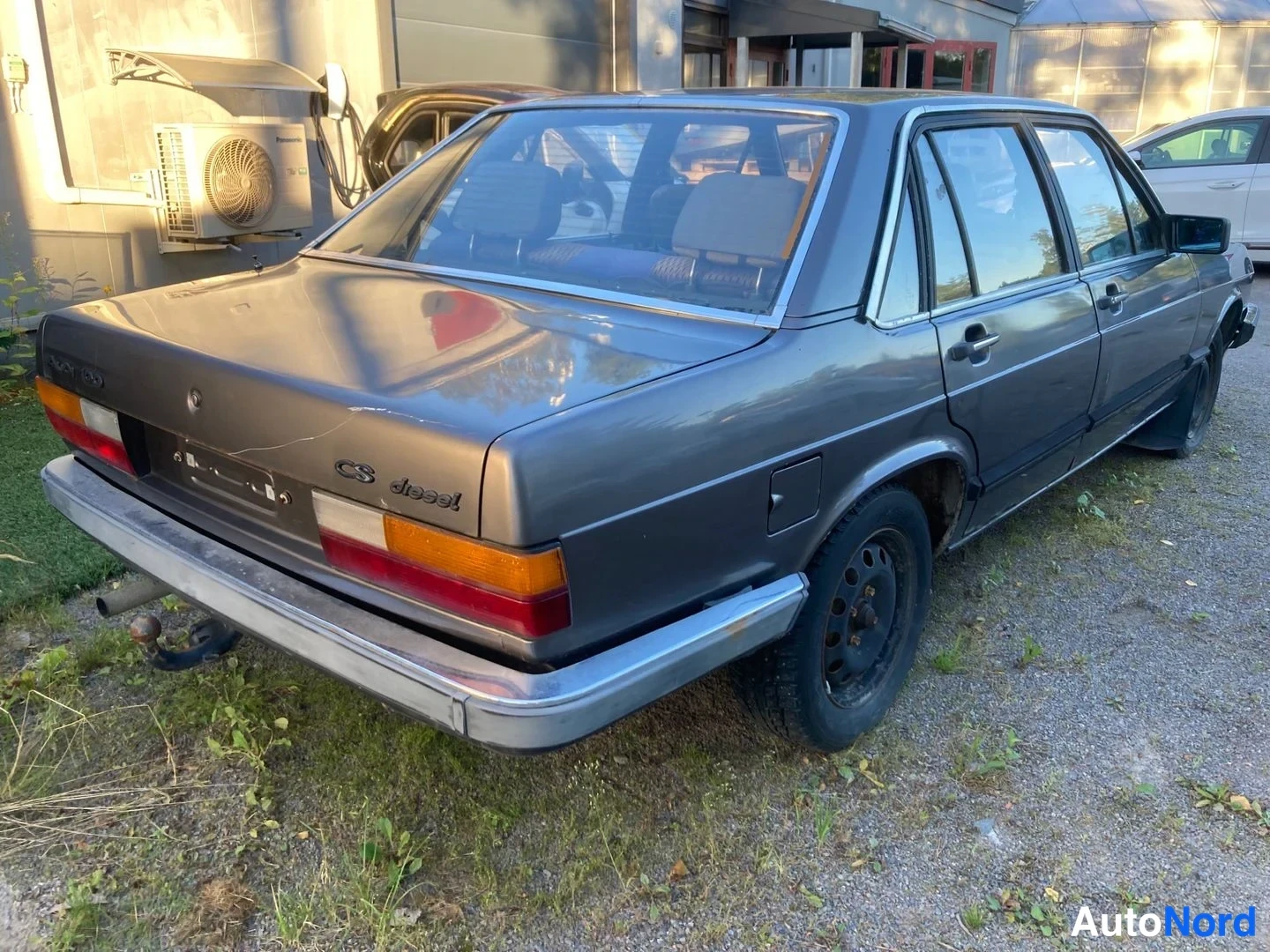 Harmaa Audi 100 1982, takaviisto, kuva 3
