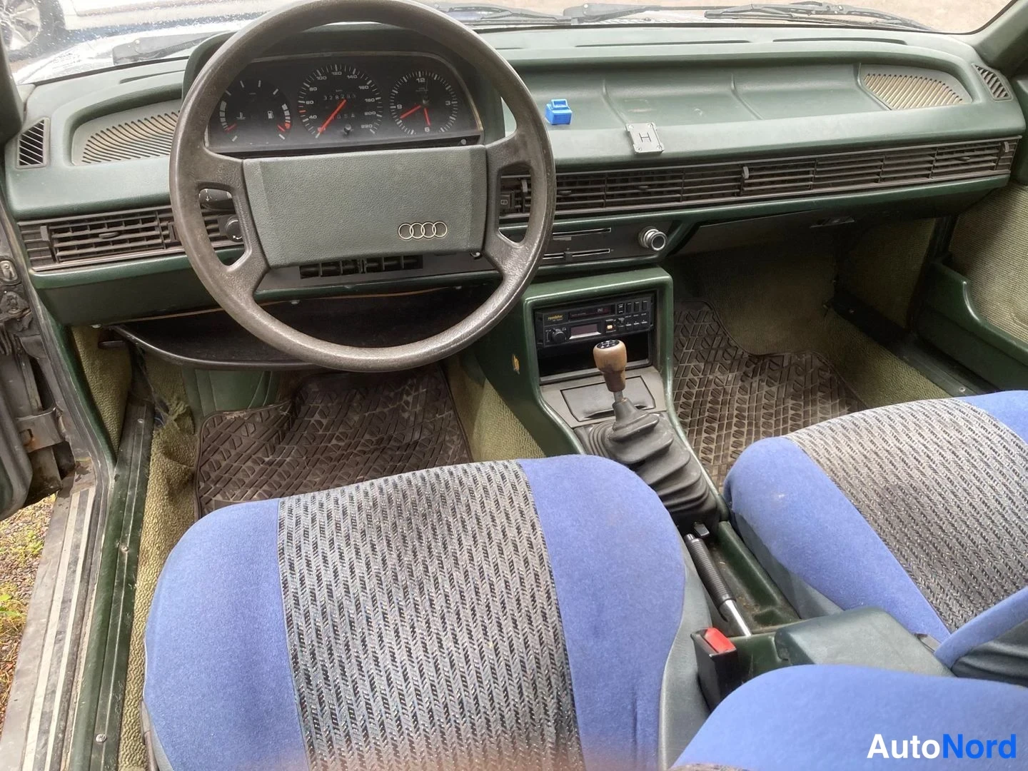 Harmaa Audi 100 1982, ohjaamo, kuva 5