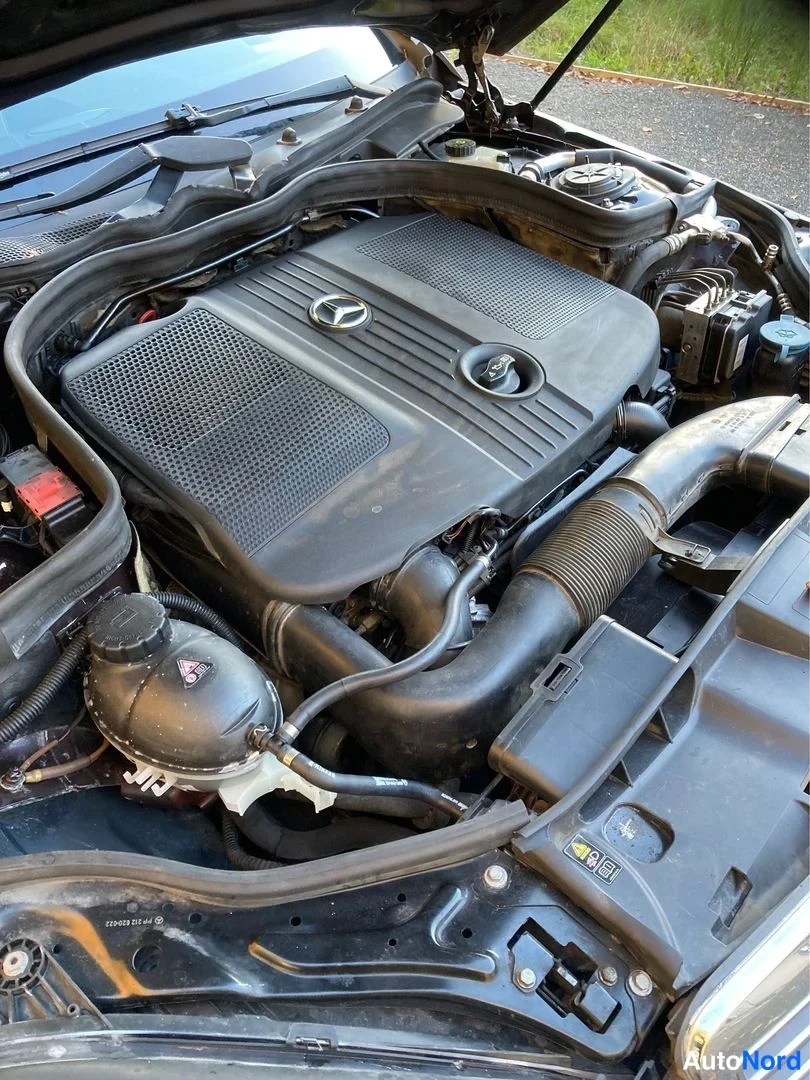 Violetti Mercedes-Benz E 220 CDI 2010, moottoritila, kuva 11
