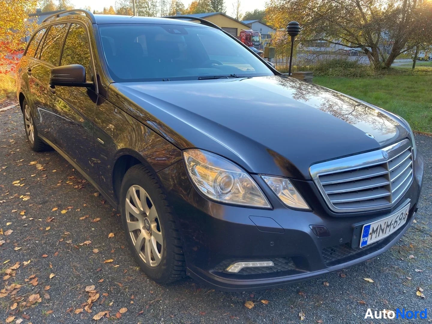 Violetti Mercedes-Benz E 220 CDI 2010, etuviisto, keula oikealle, kuva 2