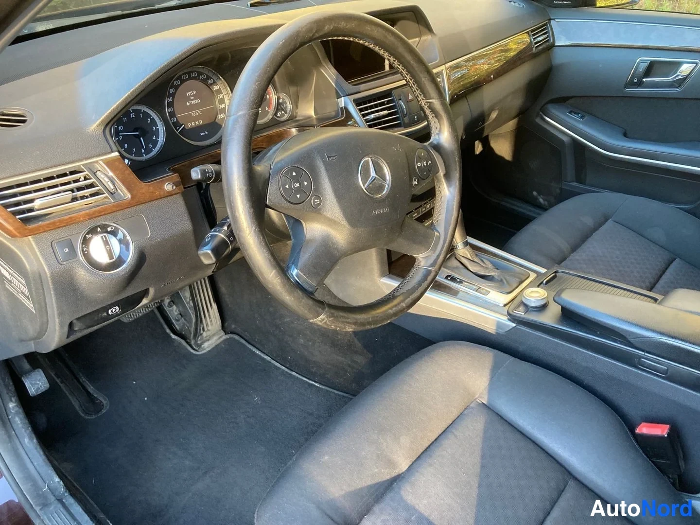 Violetti Mercedes-Benz E 220 CDI 2010, ohjaamo, kuva 7