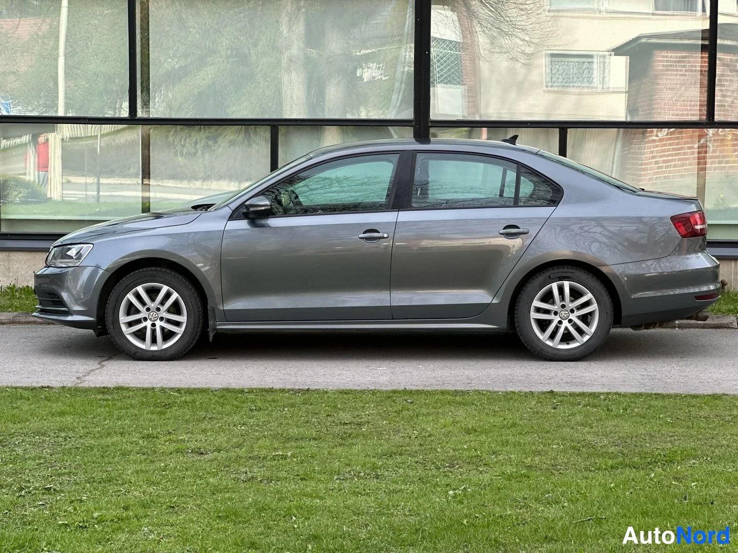 Harmaa Volkswagen Jetta 2017, etuviisto, keula vasemmalle, kuva 2