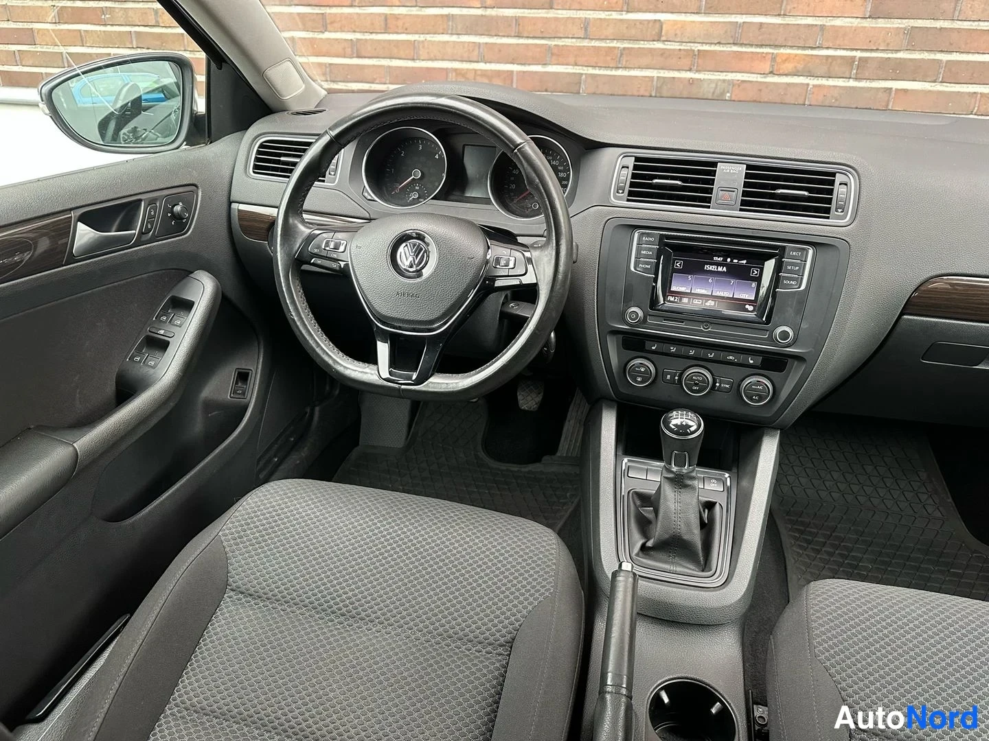 Harmaa Volkswagen Jetta 2017, ohjaamo, kuva 11