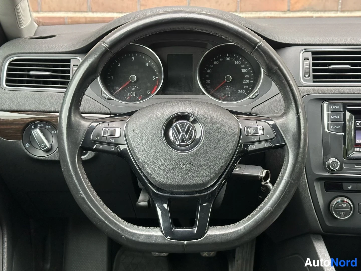 Harmaa Volkswagen Jetta 2017, ohjaamo, kuva 13