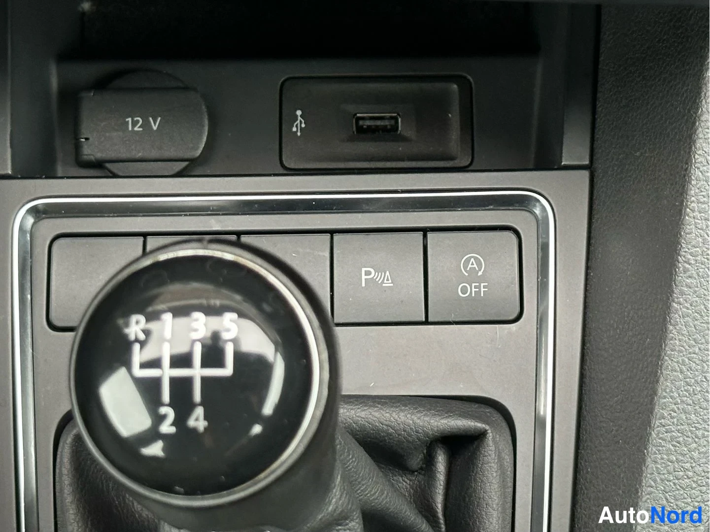 Harmaa Volkswagen Jetta 2017, kuva 32