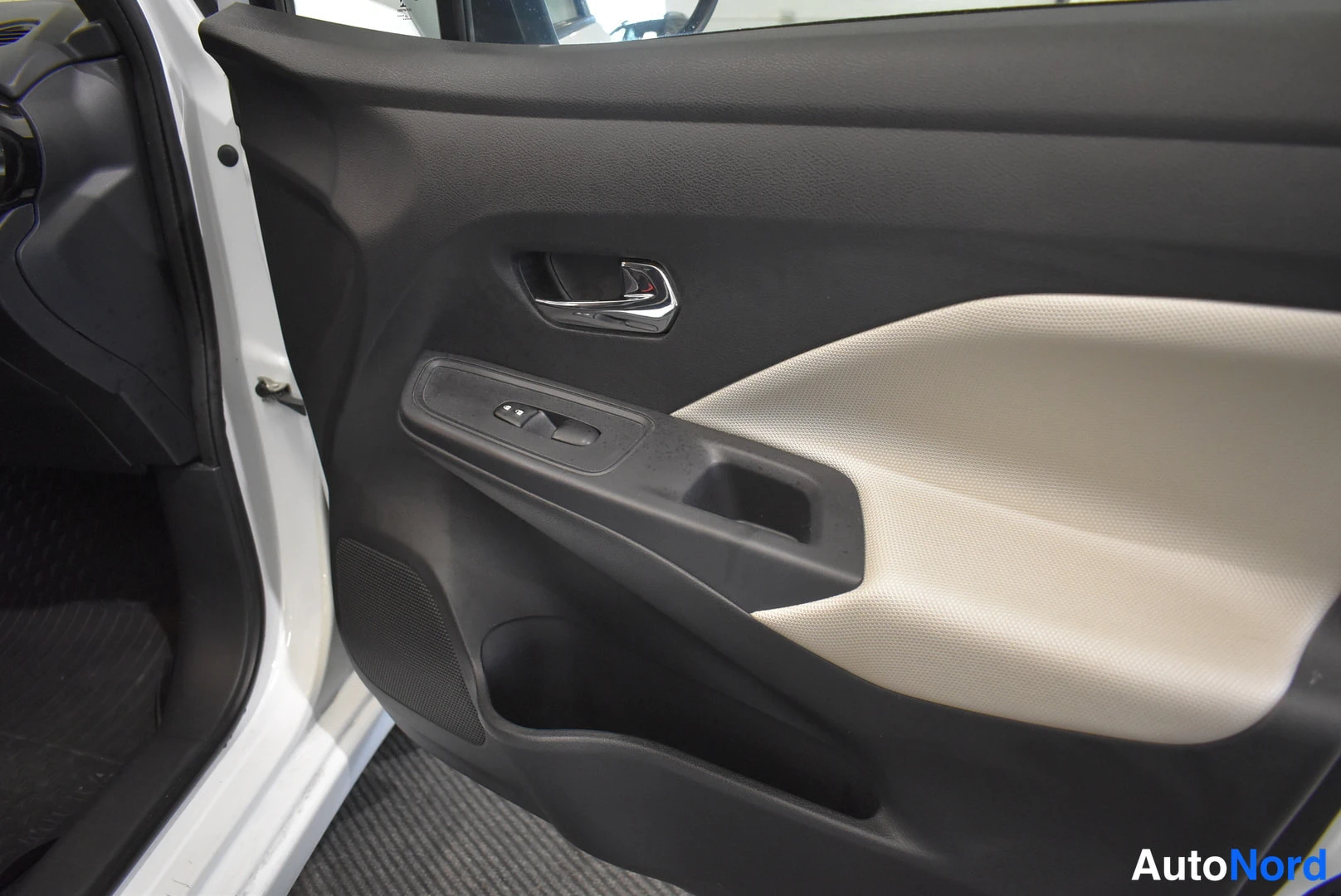 Valkoinen Nissan Micra 2018, yksityiskohta, kuva 16