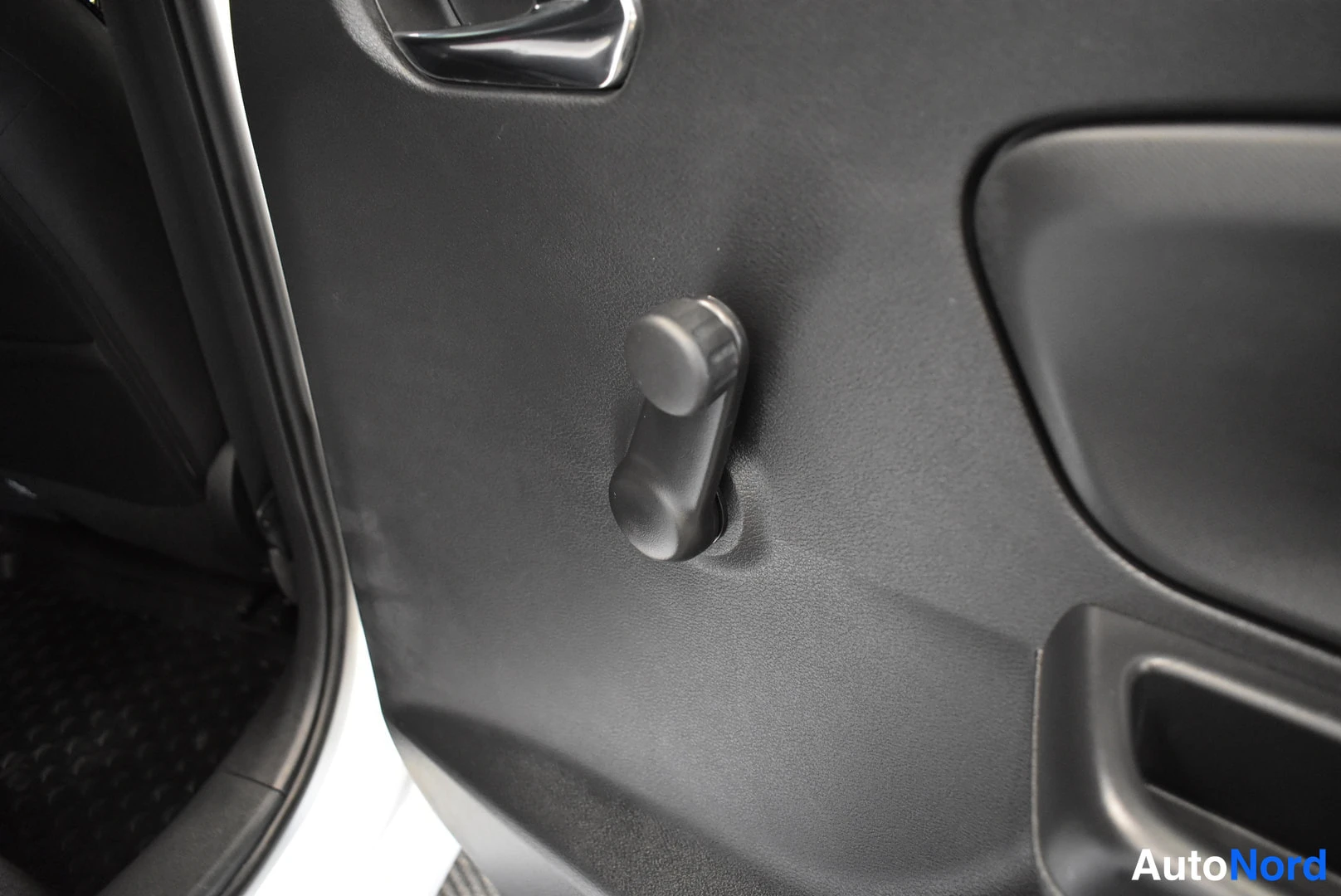 Valkoinen Nissan Micra 2018, yksityiskohta, kuva 17