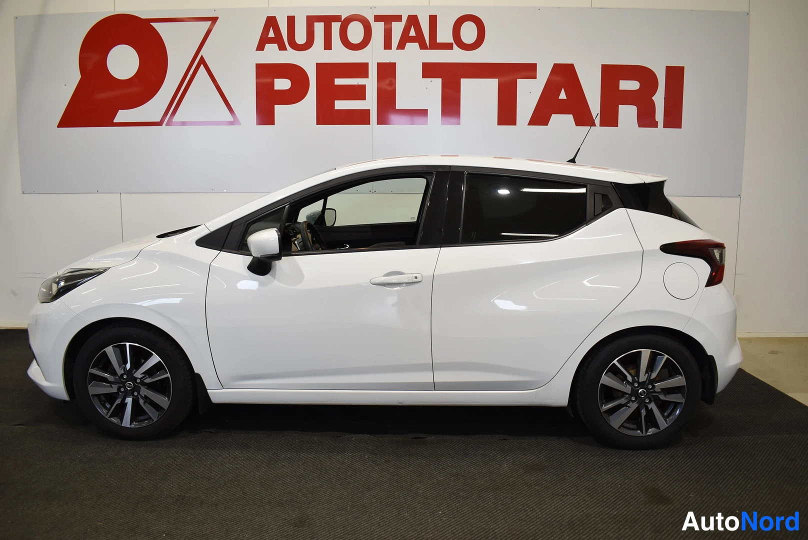 Valkoinen Nissan Micra 2018, sivulta, kuva 4