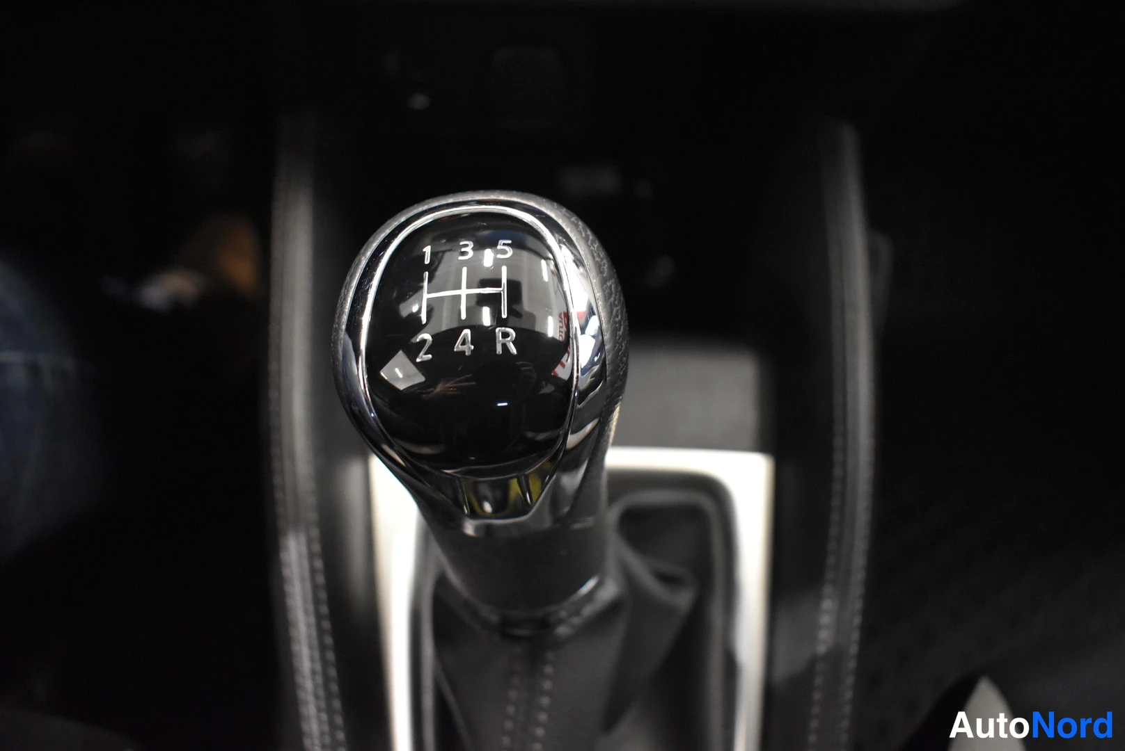 Valkoinen Nissan Micra 2018, yksityiskohta, kuva 18