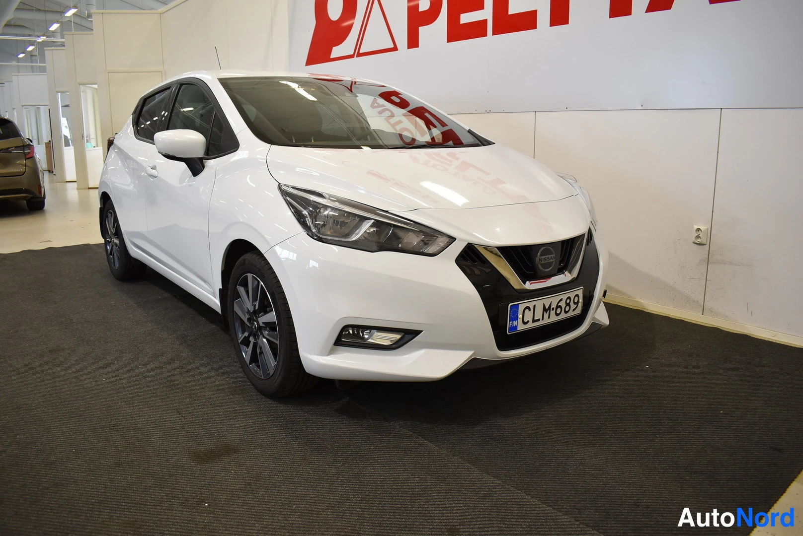 Valkoinen Nissan Micra 2018, etuviisto, keula oikealle, kuva 2