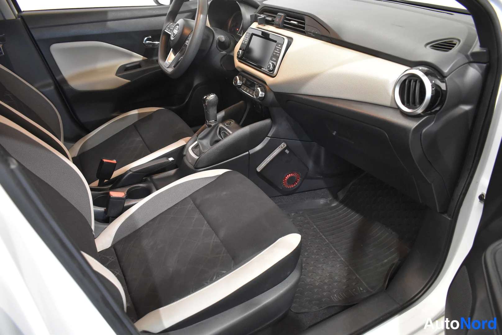 Valkoinen Nissan Micra 2018, ohjaamo, kuva 9