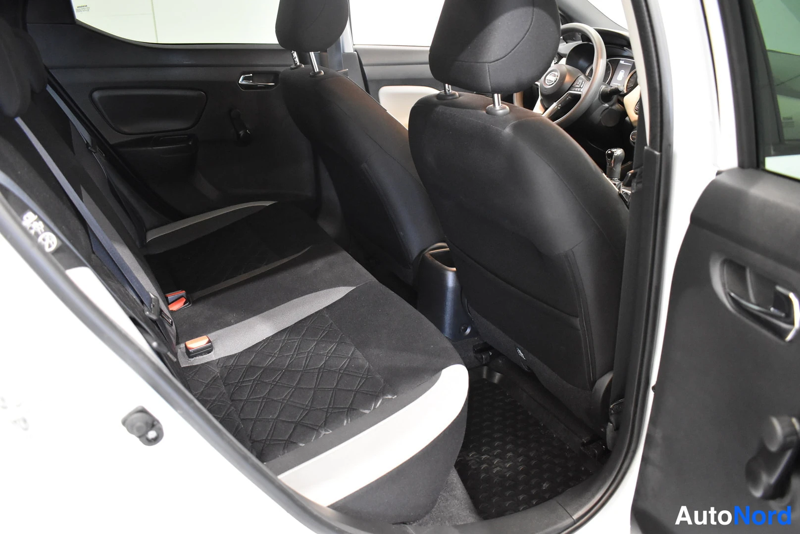 Valkoinen Nissan Micra 2018, takaistuimet, kuva 10
