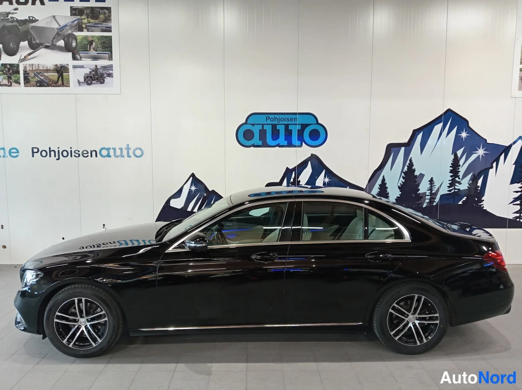 Musta Mercedes-Benz E 2018, sivulta, kuva 4