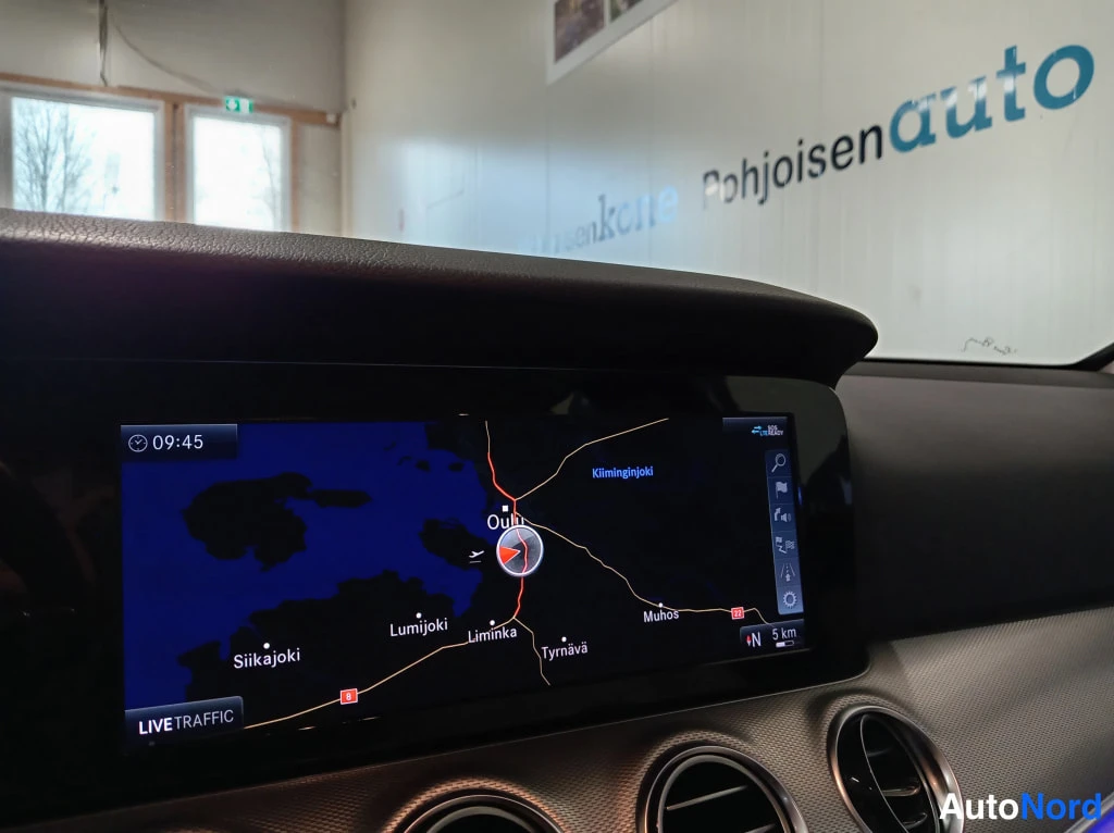 Musta Mercedes-Benz E 2018, yksityiskohta, kuva 16