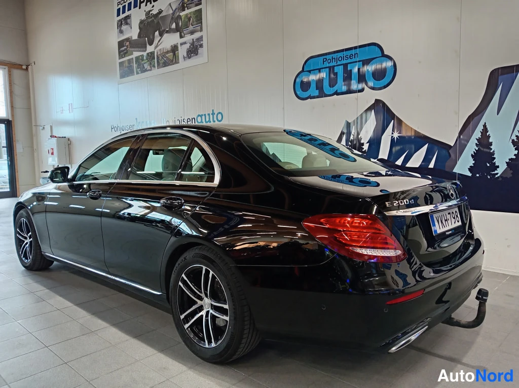 Musta Mercedes-Benz E 2018, takaviisto, kuva 6