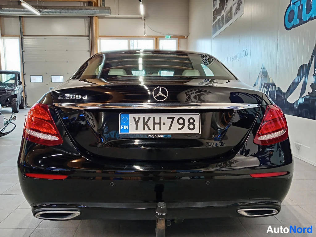 Musta Mercedes-Benz E 2018, takaa, kuva 8