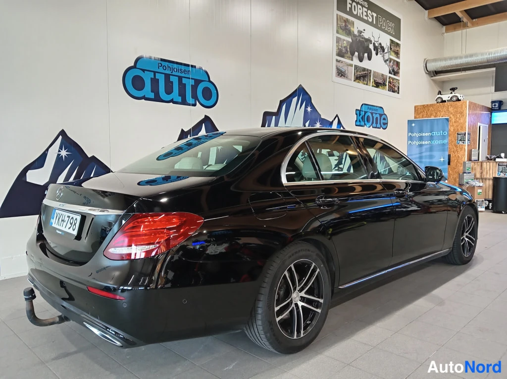 Musta Mercedes-Benz E 2018, takaviisto, kuva 7