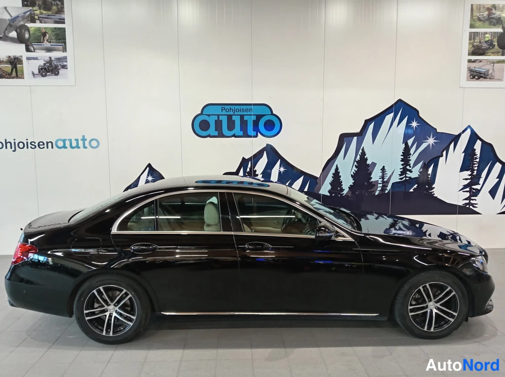 Musta Mercedes-Benz E 2018, sivulta, kuva 5