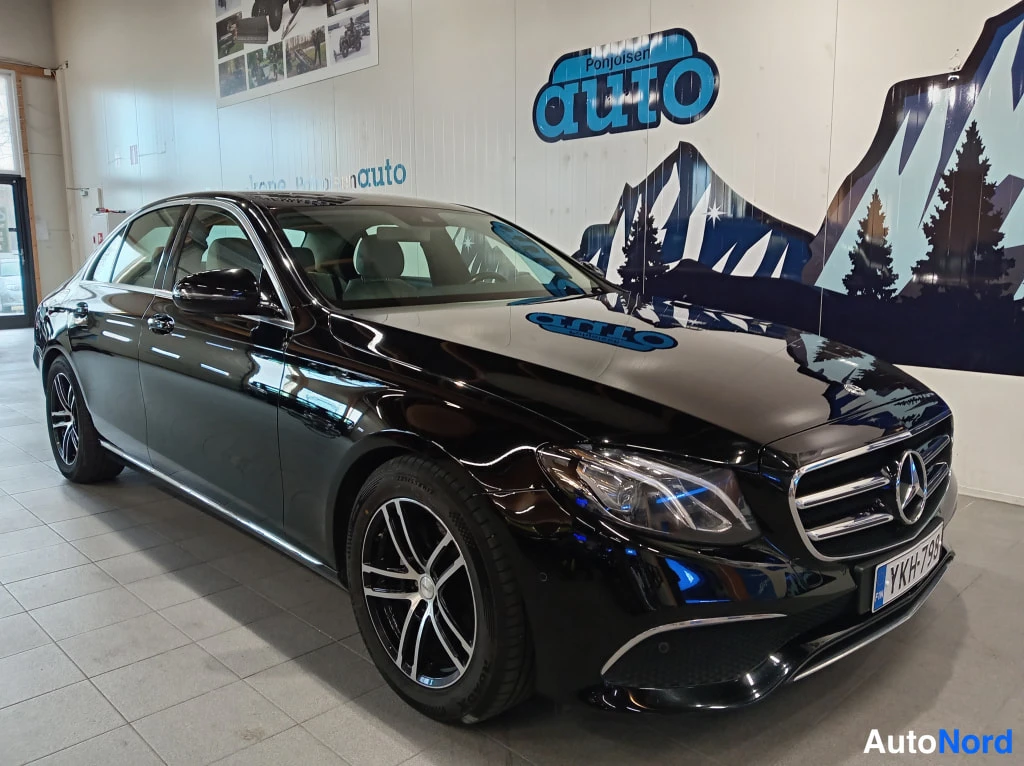 Musta Mercedes-Benz E 2018, etuviisto, keula oikealle, kuva 2