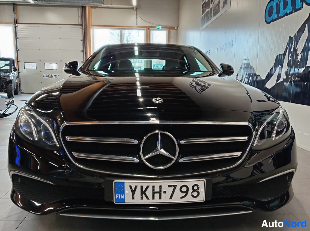 Musta Mercedes-Benz E 2018, edestä, kuva 3