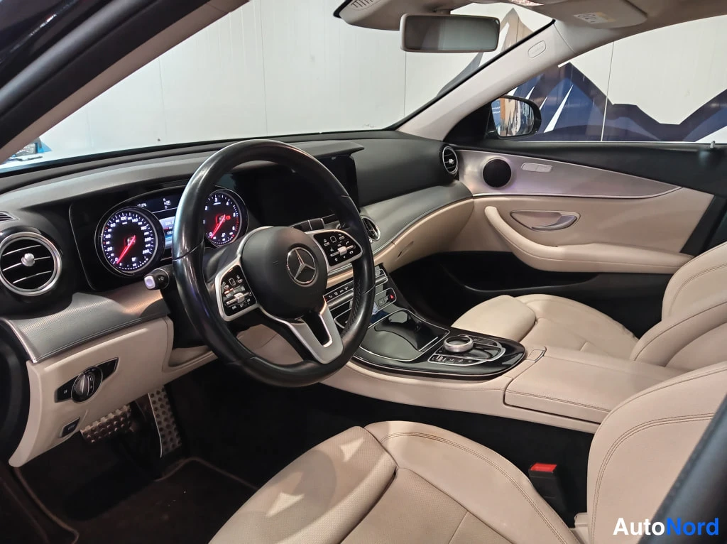 Musta Mercedes-Benz E 2018, ohjaamo, kuva 9