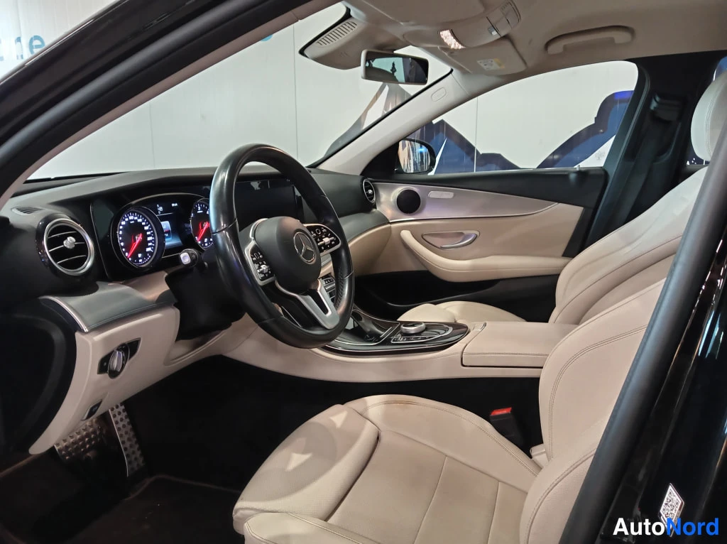 Musta Mercedes-Benz E 2018, ohjaamo, kuva 10