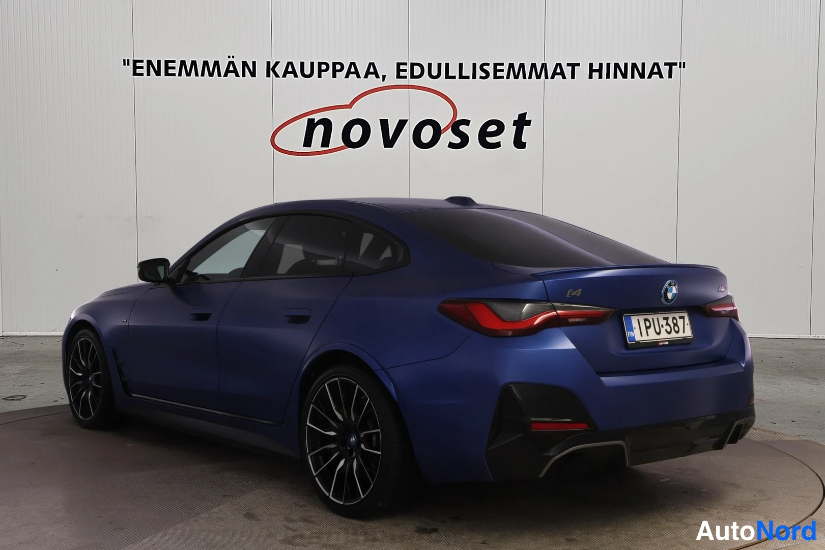 Sininen BMW i4 2022, takaviisto, kuva 4
