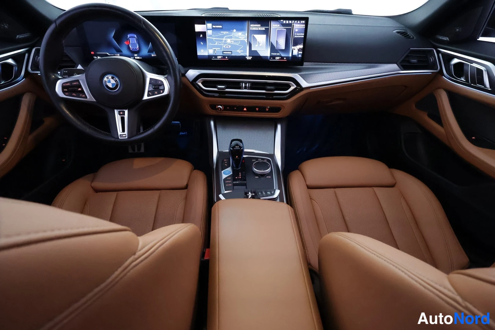Sininen BMW i4 2022, ohjaamo, kuva 11