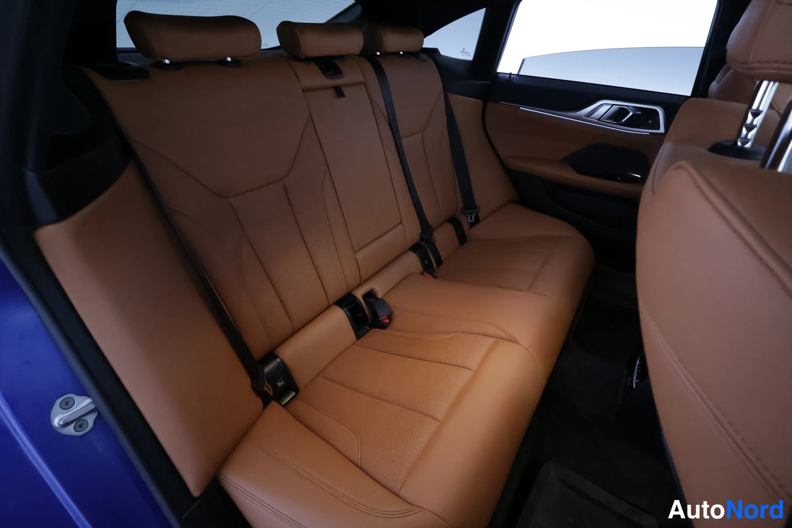 Sininen BMW i4 2022, takaistuimet, kuva 21