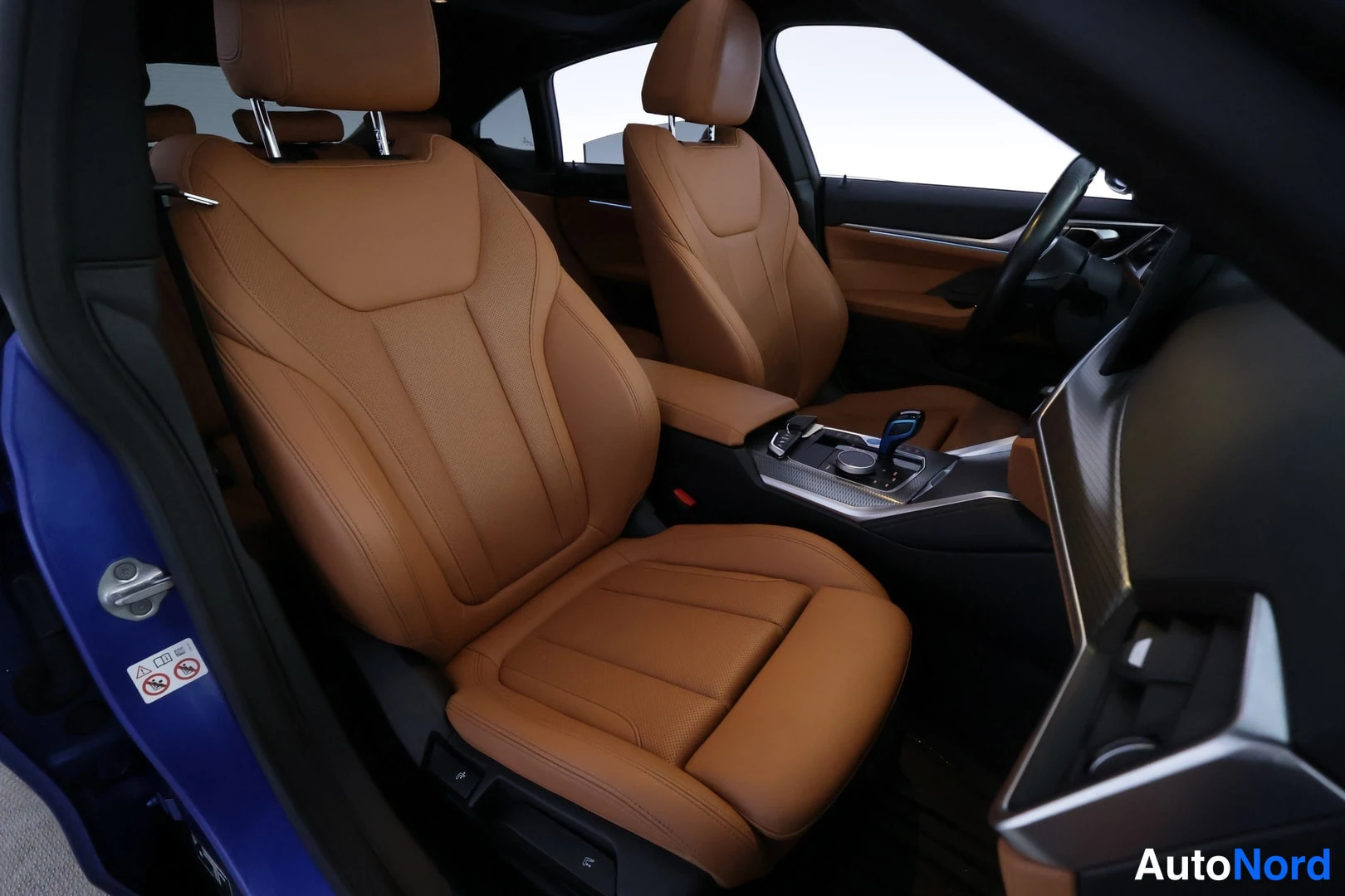 Sininen BMW i4 2022, etuistuimet, kuva 15